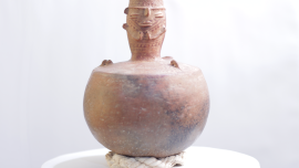 Jarra globular con decoración moldeada e incisa, representa un guerrero, uso ceremonial.